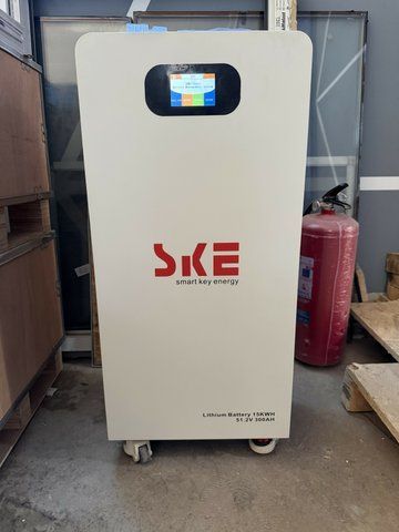 Акумулятор LiFePO4 SKE SK-ST15000 51.2V 300Ah 15.36 кВт&middot;год у білому металевому корпусі на колесах &mdash; вигляд спереду