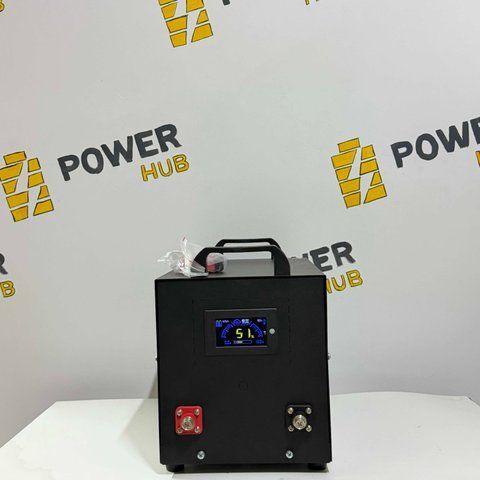 Акумулятор LiFePO4 12V 280Ah 3,6 кВт&middot;год у чорному металевому корпусі з LED-дисплеєм 3.2 дюйми &mdash; з ввімкненим екраном