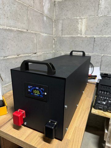 Акумулятор в зборі на 7,2 кВт (7168 Wh) з 8 комірок LiFePO4 280Ah Grade-A, дисплей 3,2 дюйми LCD і пара прохідних клем DC 200 А у прямокутному корпусі (збірка акумуляторна на 7,2 кВт) пластикові ручки 0008 фото