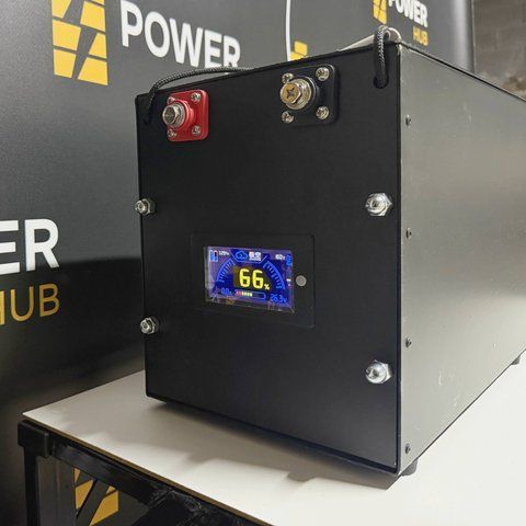 Акумулятор LiFePO4 24V 314Ah 8 кВт&middot;год BMS 200A у чорному прямокутному металевому корпусі з LCD-дисплеєм 3.2 дюйми &mdash; вигляд спереду